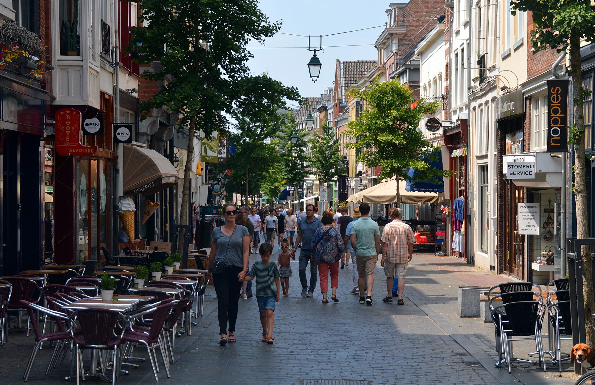 Lange Hezelstraat in der Nijmegener Altstadt mit Cafés und Geschäften