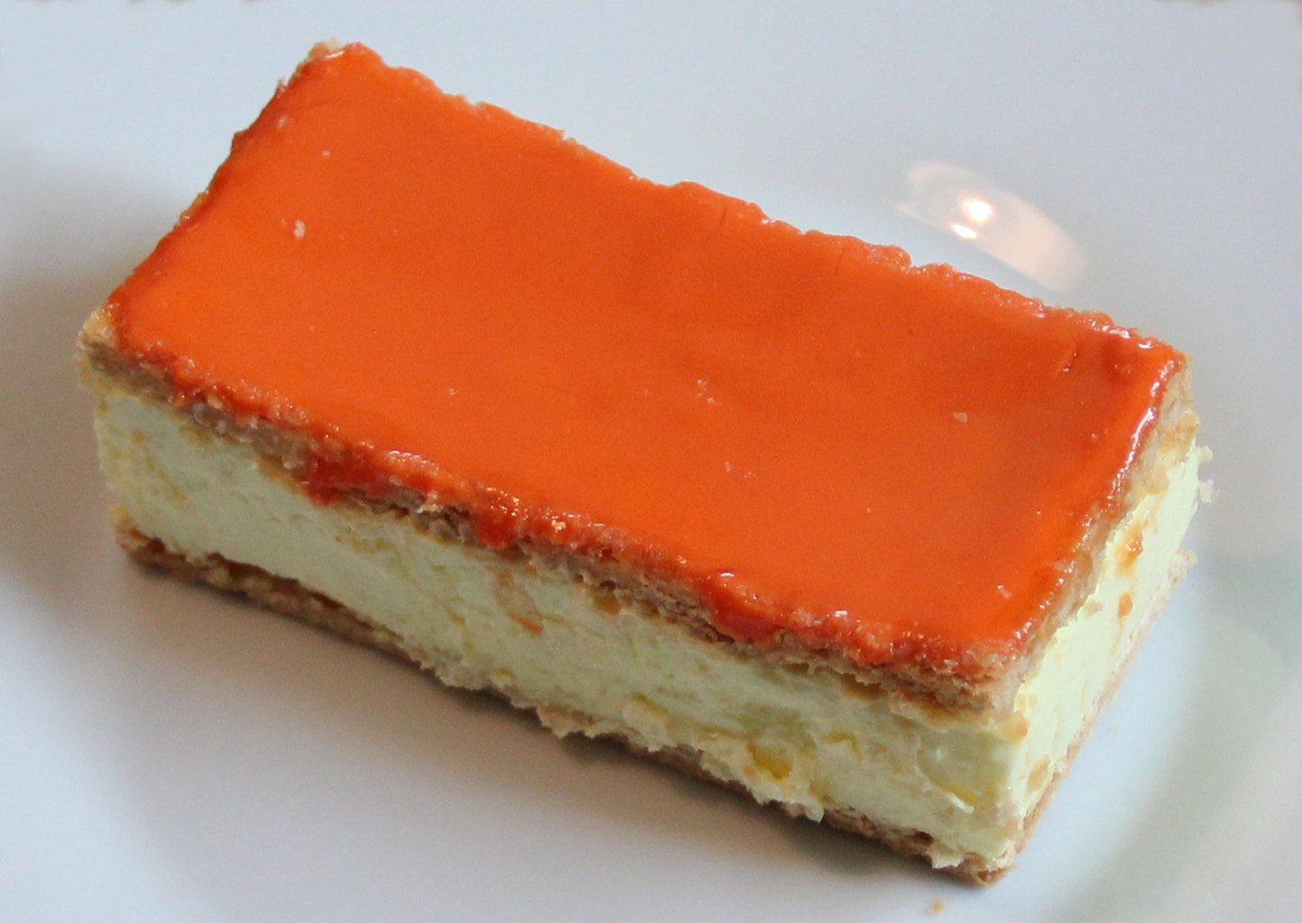 Orange glasierte Tompouce, wie sie zum Königstag in den Niederlanden verkauft wird