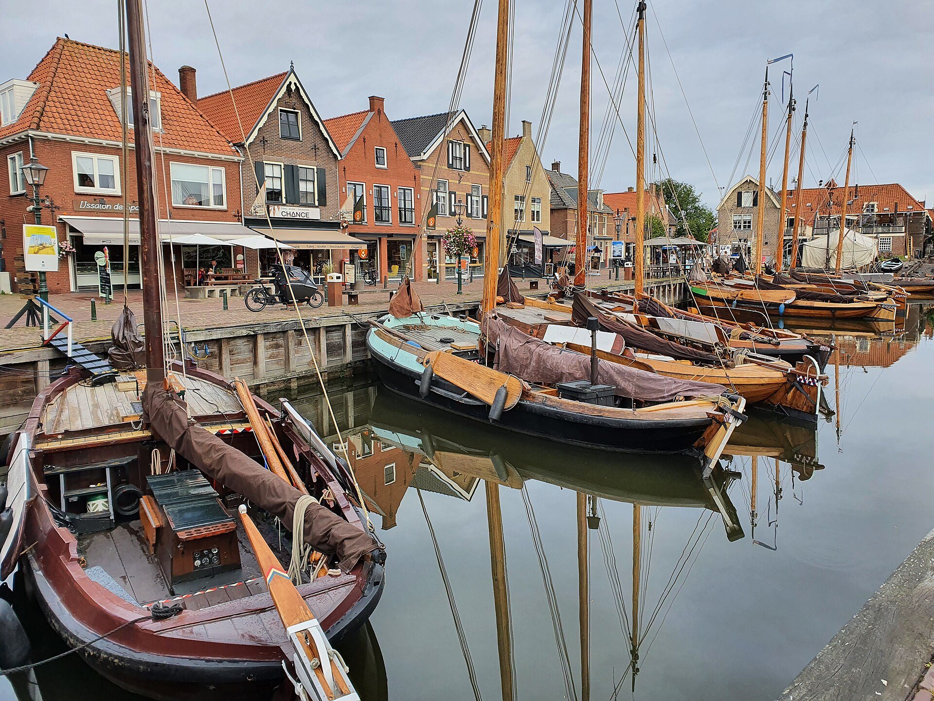 Historische Fischerboote vor der Häuserzeile am Museumshafen von Spakenburg