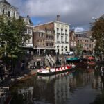 Utrecht: Grachtenstadt im Herzen der Niederlande Oudegracht an der Jansbrug in Utrecht mit Werftkellern und Booten