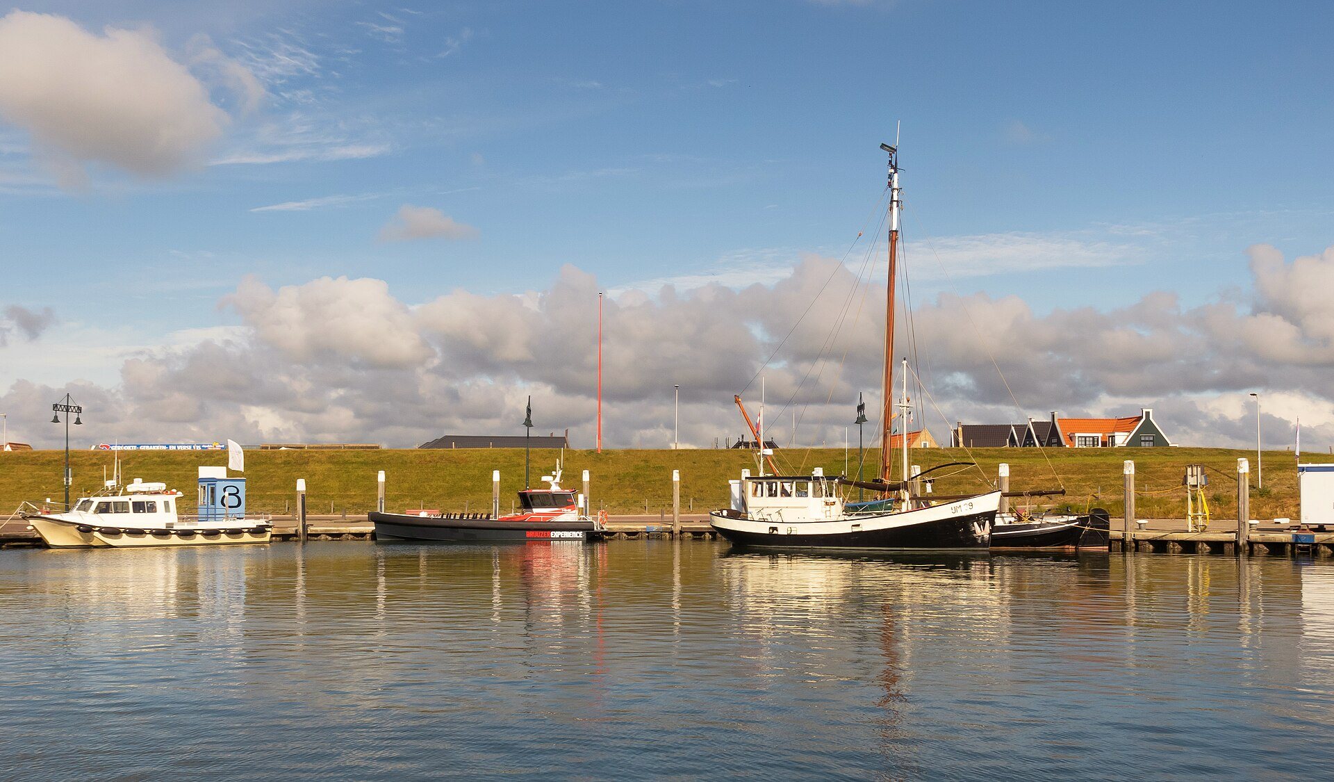 Hafen von Oudeschild auf Texel mit Fischkuttern und Segelschiff