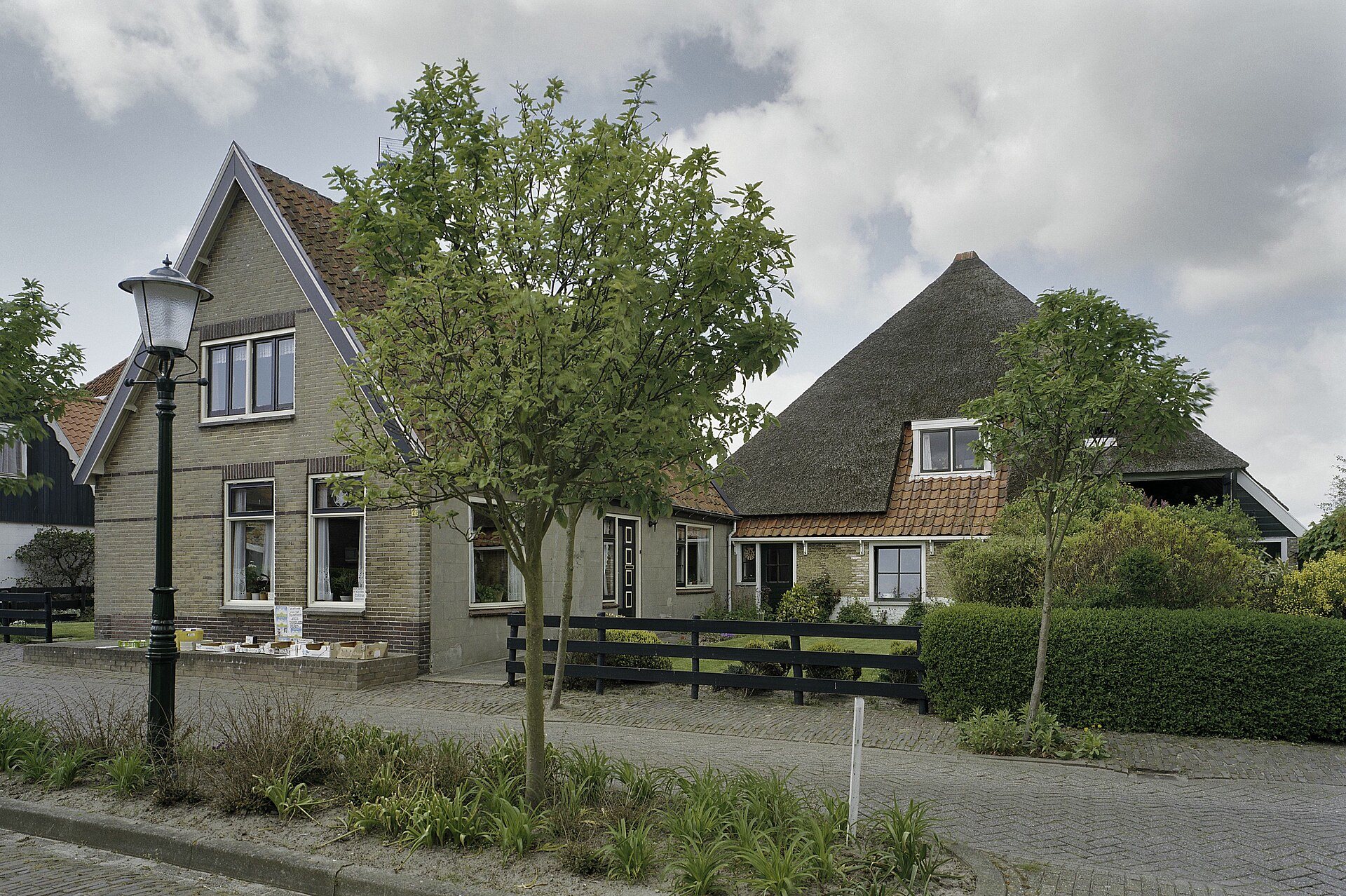 Bauernhaus mit Reetdach im Dorf Den Hoorn auf Texel