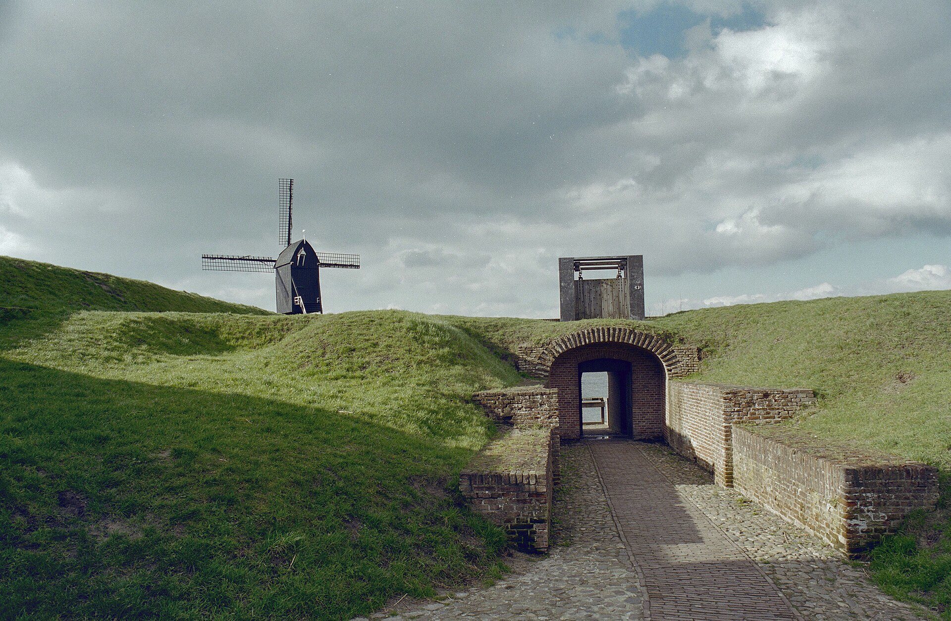 Rekonstruierte Festungswälle mit Tordurchgang und Windmühle in Heusden