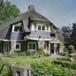 Das Künstlerdorf Bergen (Nordholland) Villa mit geschwungenem Reetdach im Villenpark Meerwijk in Bergen (Nordholland)