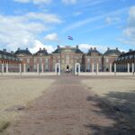 Geschichte des niederländischen Königshauses (Oranier) Vorhof und Hauptfassade von Paleis Het Loo in Apeldoorn