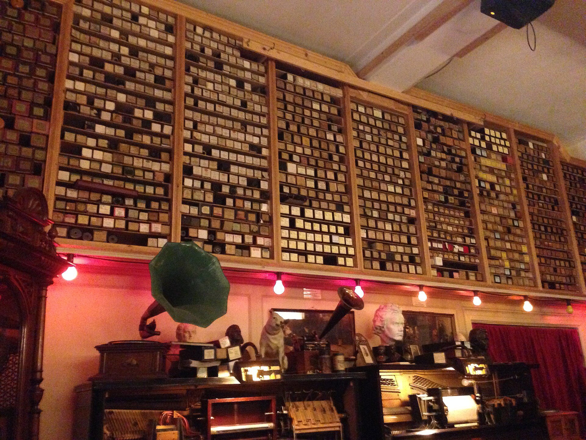 Historische Pianolas und Notenrollen im Pianola Museum Amsterdam