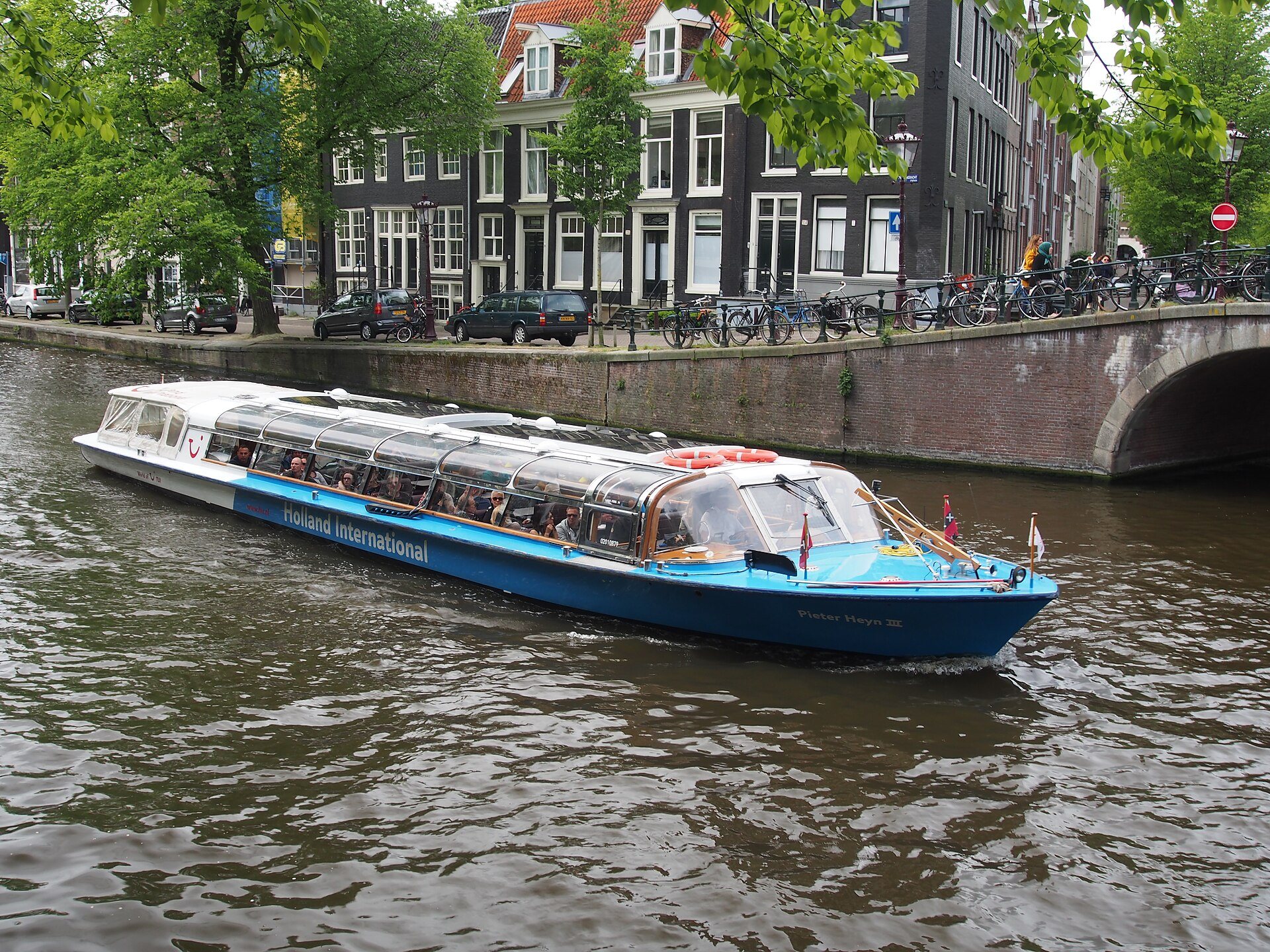 Glasdach-Rundfahrtboot auf der Prinsengracht in Amsterdam