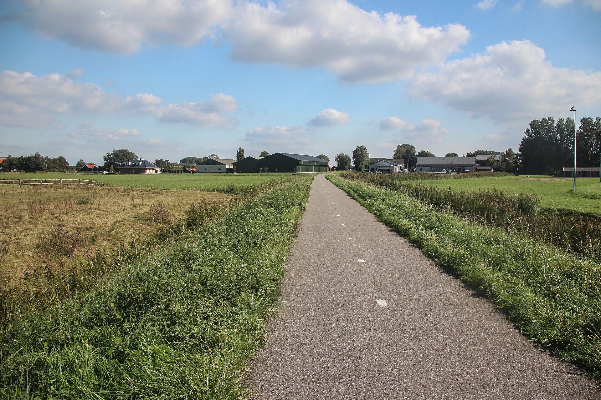 Radweg durch die Polderlandschaft in Richtung Oudenhoorn auf Voorne-Putten