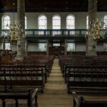 Die niederländische Toleranz: Geschichte und Gegenwart Innenraum der Portugiesischen Synagoge in Amsterdam aus dem 17. Jahrhundert