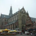 Haarlem in den Niederlanden: Ein charmanter Ort in Nordholland Grote Kerk Sint-Bavo am Grote Markt in Haarlem bei blauem Himmel