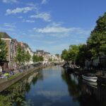 Studieren in den Niederlanden: Leiden als Studienort Gracht Rapenburg mit historischen Häusern im Zentrum von Leiden