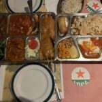 Indonesische Reistafel in den Niederlanden: Kulturelles Erbe genießen Reistafel mit vielen kleinen Gerichten, Saté und Reis in einem chinesisch-indischen Restaurant