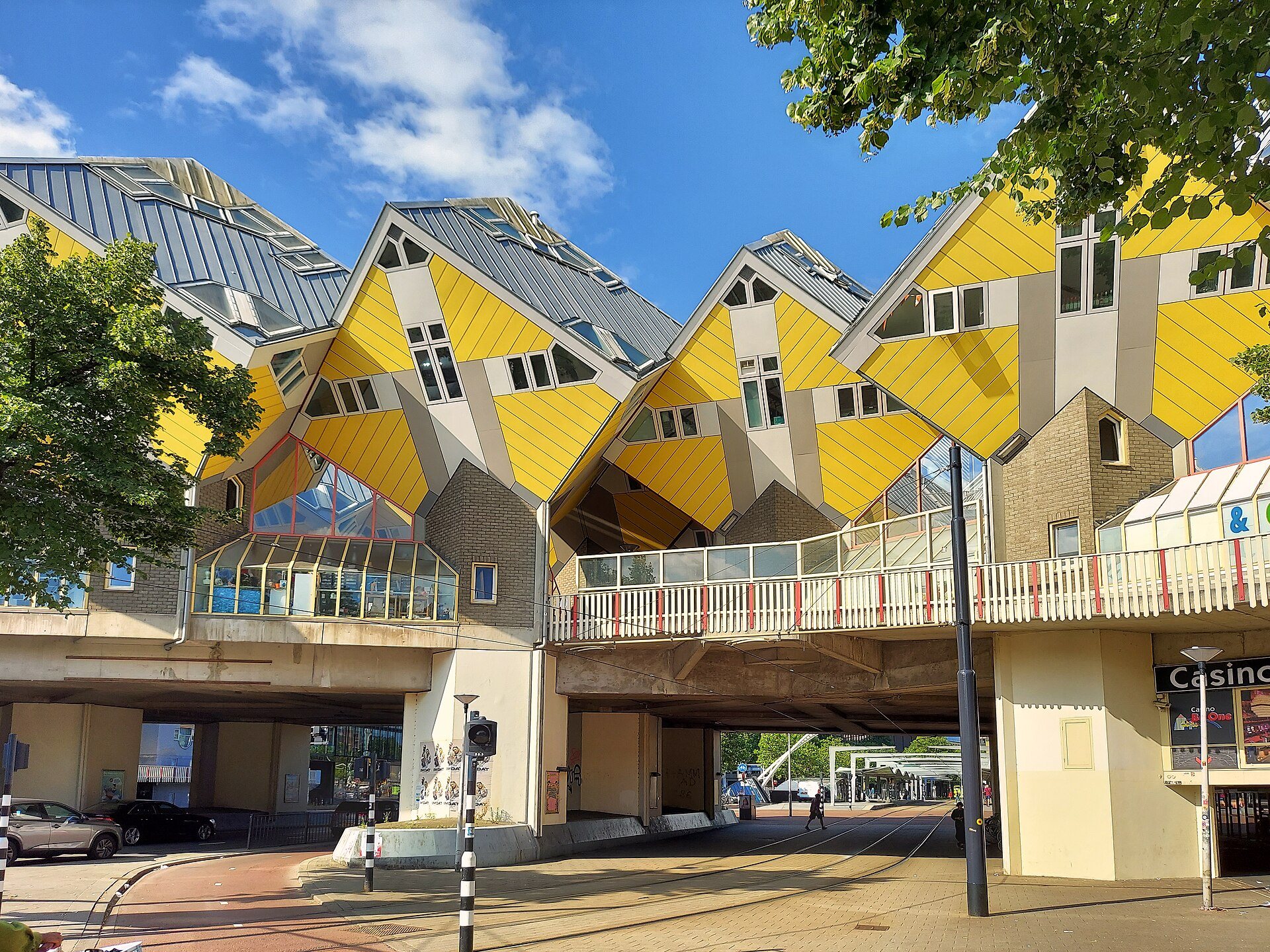 Gelbe Kubushäuser von Piet Blom am Oude Haven in Rotterdam