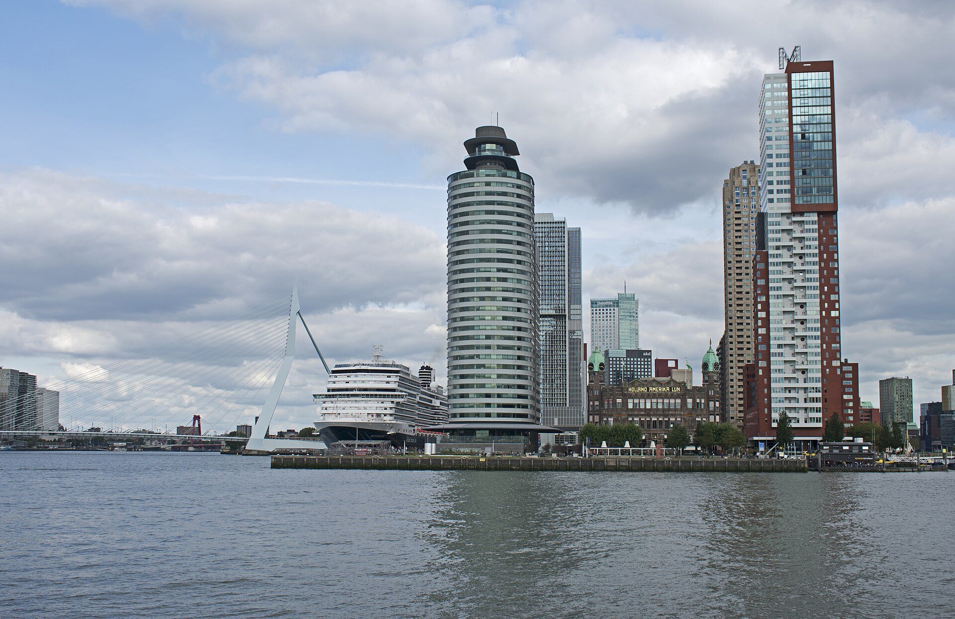 Hochhäuser der Kop van Zuid an der Nieuwe Maas in Rotterdam