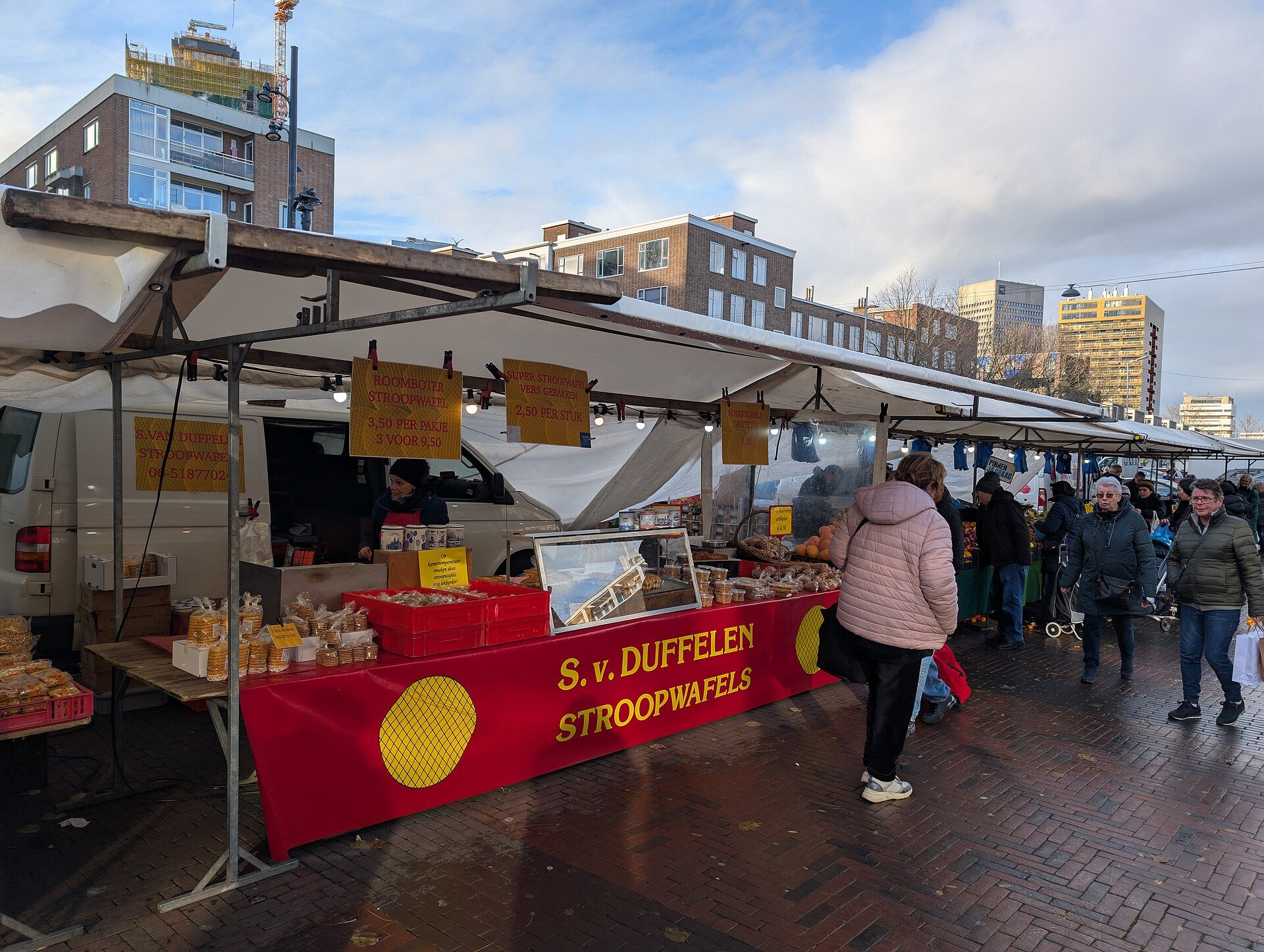Marktstand mit frischen Stroopwafels auf einem niederländischen Wochenmarkt