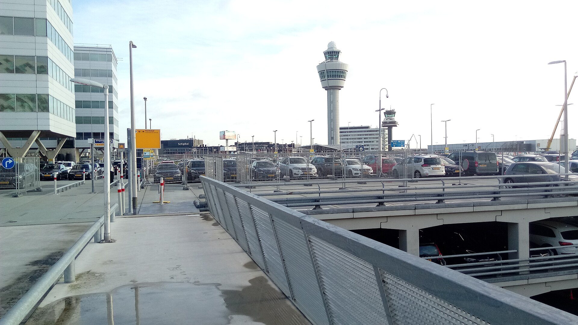 Parkhaus am Flughafen Schiphol mit Blick auf den Kontrollturm