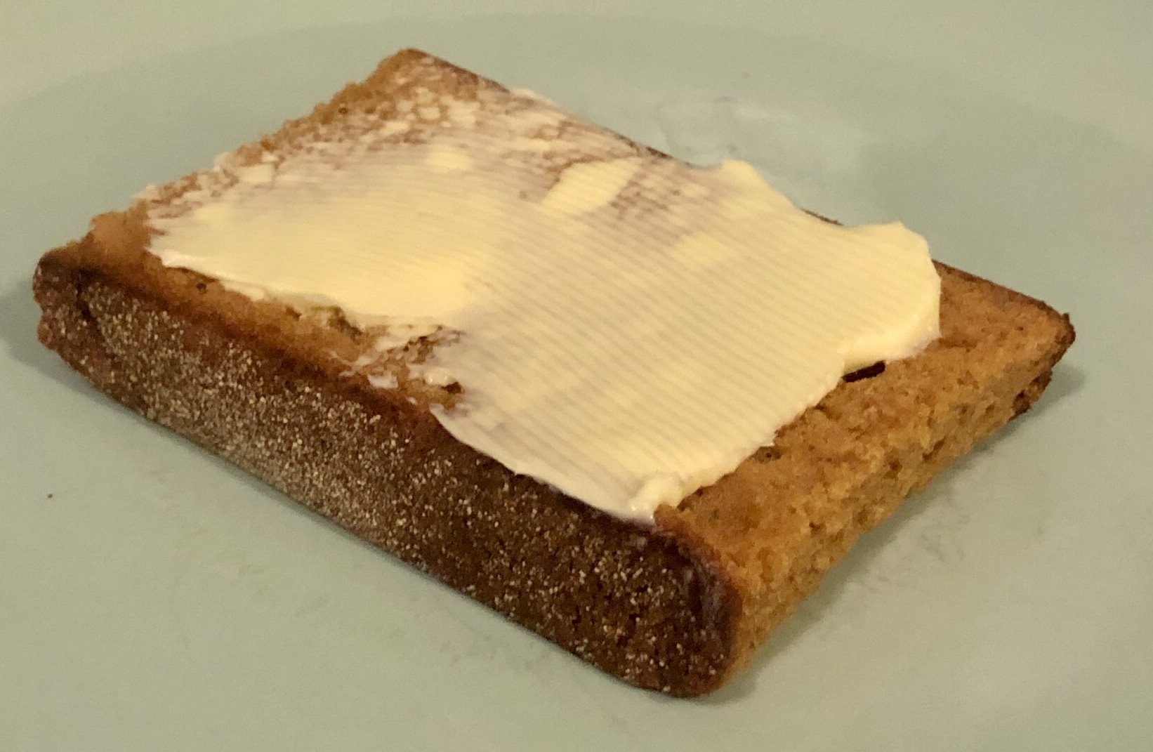 Scheibe Ontbijtkoek mit Butter bestrichen, wie in den Niederlanden zum Frühstück üblich