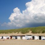Die Insel Texel: Ein Naturparadies in der Nordsee Sandstrand mit Strandhäuschen vor den Dünen der Insel Texel