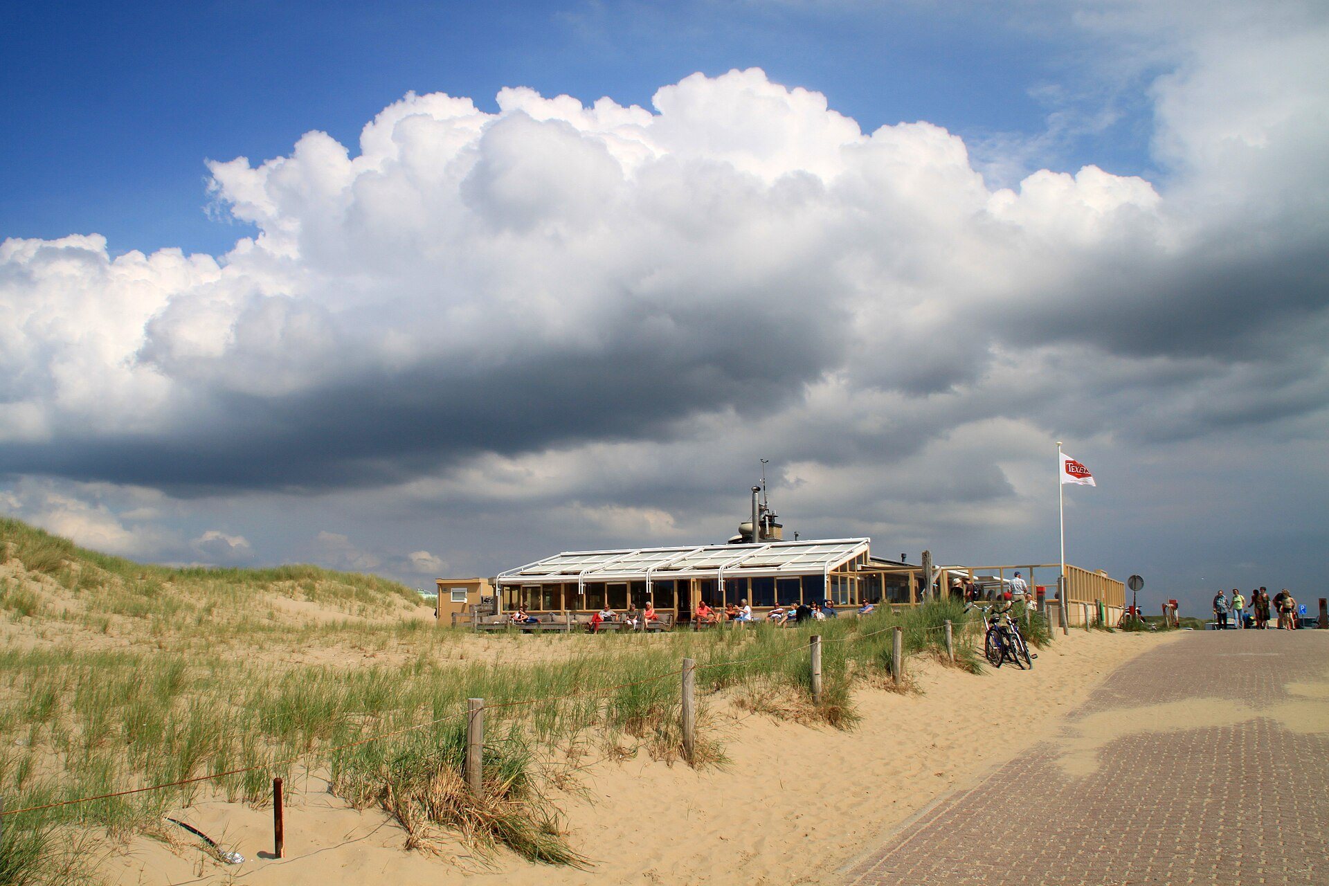 Strandaufgang mit Strandpavillon in den Dünen von Texel