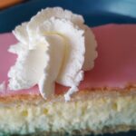 Tompouce richtig essen: Eine (humorvolle) Anleitung Rosa glasierte Tompouce mit Sahnetupfer, das klassische niederländische Gebäck