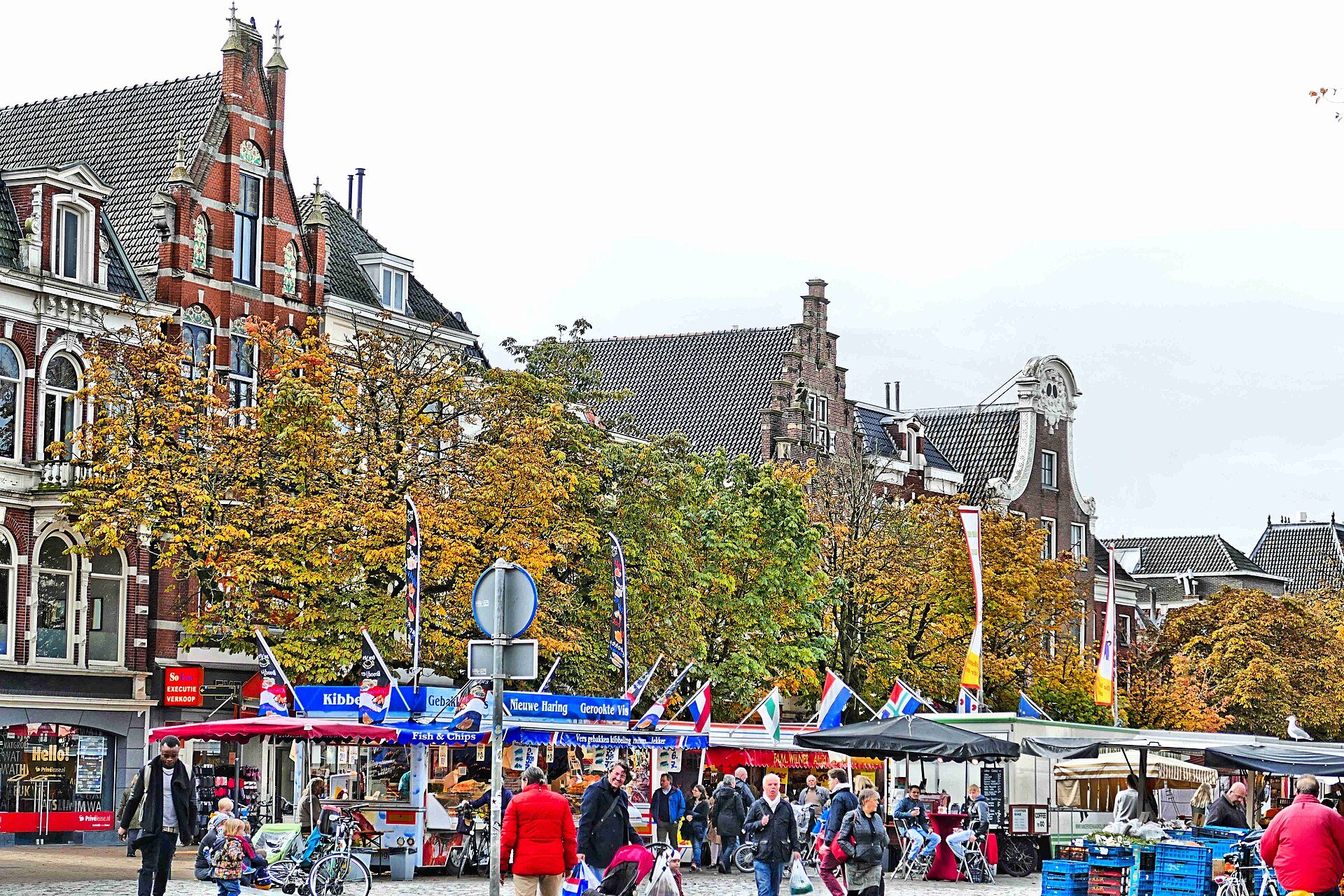 Marktstände auf dem Vismarkt in Groningen an einem Markttag