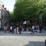 Feiertage in den Niederlanden: Was hat geöffnet? Vrijmarkt auf der Hooglandse Kerkgracht in Leiden am Königstag