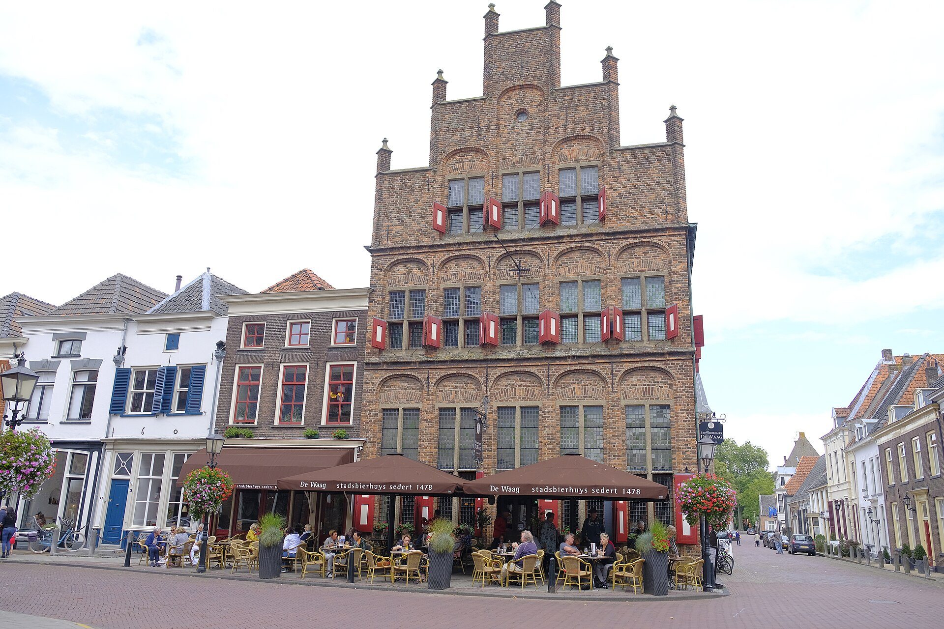 Historisches Waaggebäude mit Treppengiebel und Caféterrasse in Doesburg