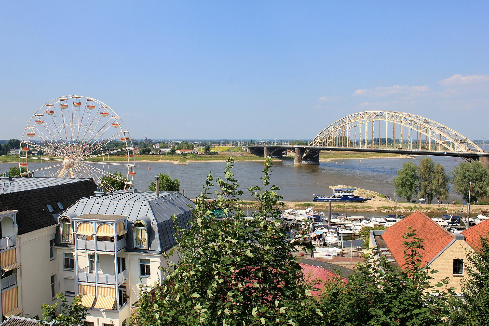Riesenrad am Waalufer und Waalbrug während der Vierdaagsefeesten in Nijmegen