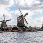 Die Windmühlen von Zaanse Schans: Ein Schritt zurück in die Vergangenheit Historische Windmühlen am Ufer der Zaan in der Zaanse Schans