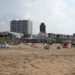 Urlaub Meer Niederlande: Erholung an der Nordsee Sandstrand von Zandvoort mit Strandpavillons und Wasserturm im Hintergrund