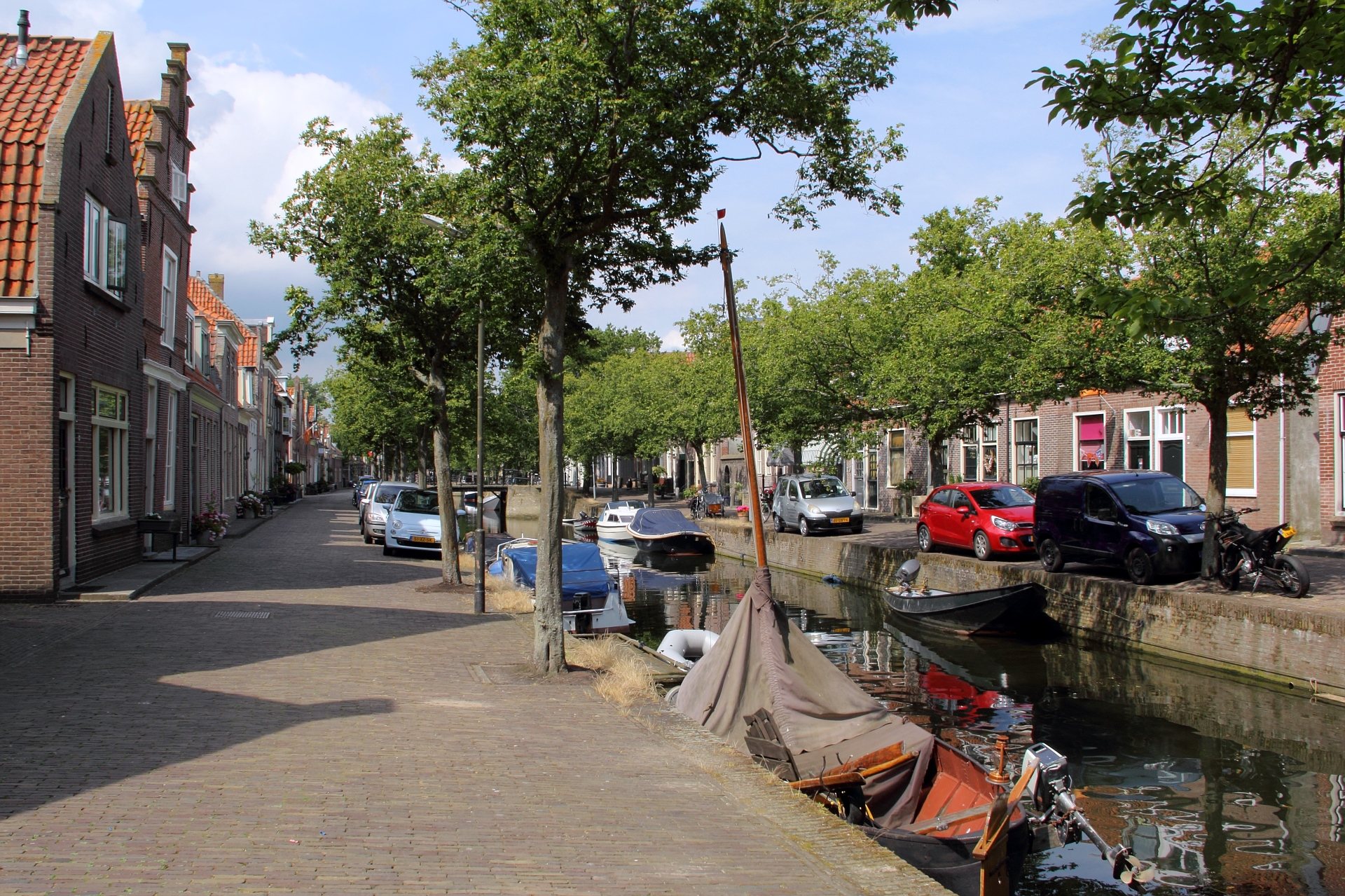 Baumbestandene Gracht am Zuider Havendijk in der Altstadt von Enkhuizen