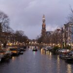 Die schönsten Kanäle in Amsterdam Prinsengracht in Amsterdam mit Grachtenhäusern und Booten am Ufer