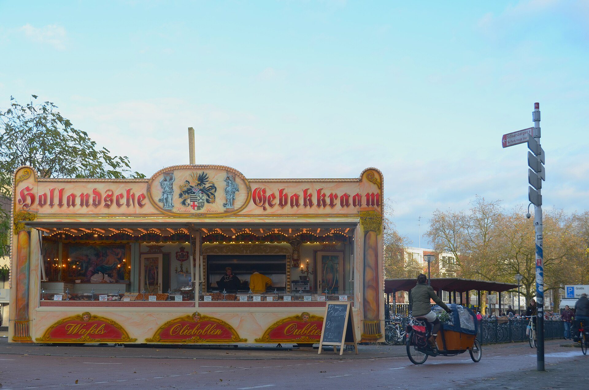 Traditioneller Oliebollen-Stand (Gebakkraam) im Winter in Arnhem