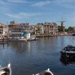 Leiden (Stadt in den Niederlanden): Wo Wissenschaft und Kultur Hand in Hand gehen Gracht am Beestenmarkt in Leiden mit Molen De Valk im Hintergrund