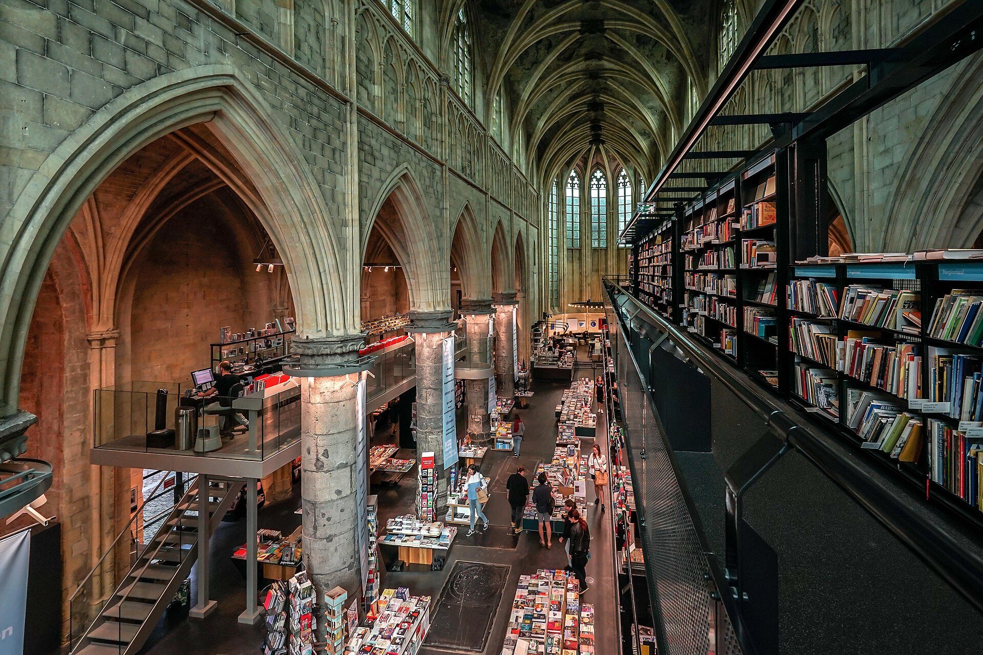 Bücherregale im gotischen Kirchenschiff der Boekhandel Dominicanen in Maastricht