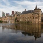 Studieren in den Niederlanden: Den Haag als Studienort Binnenhof mit Hofvijver im Regierungsviertel von Den Haag