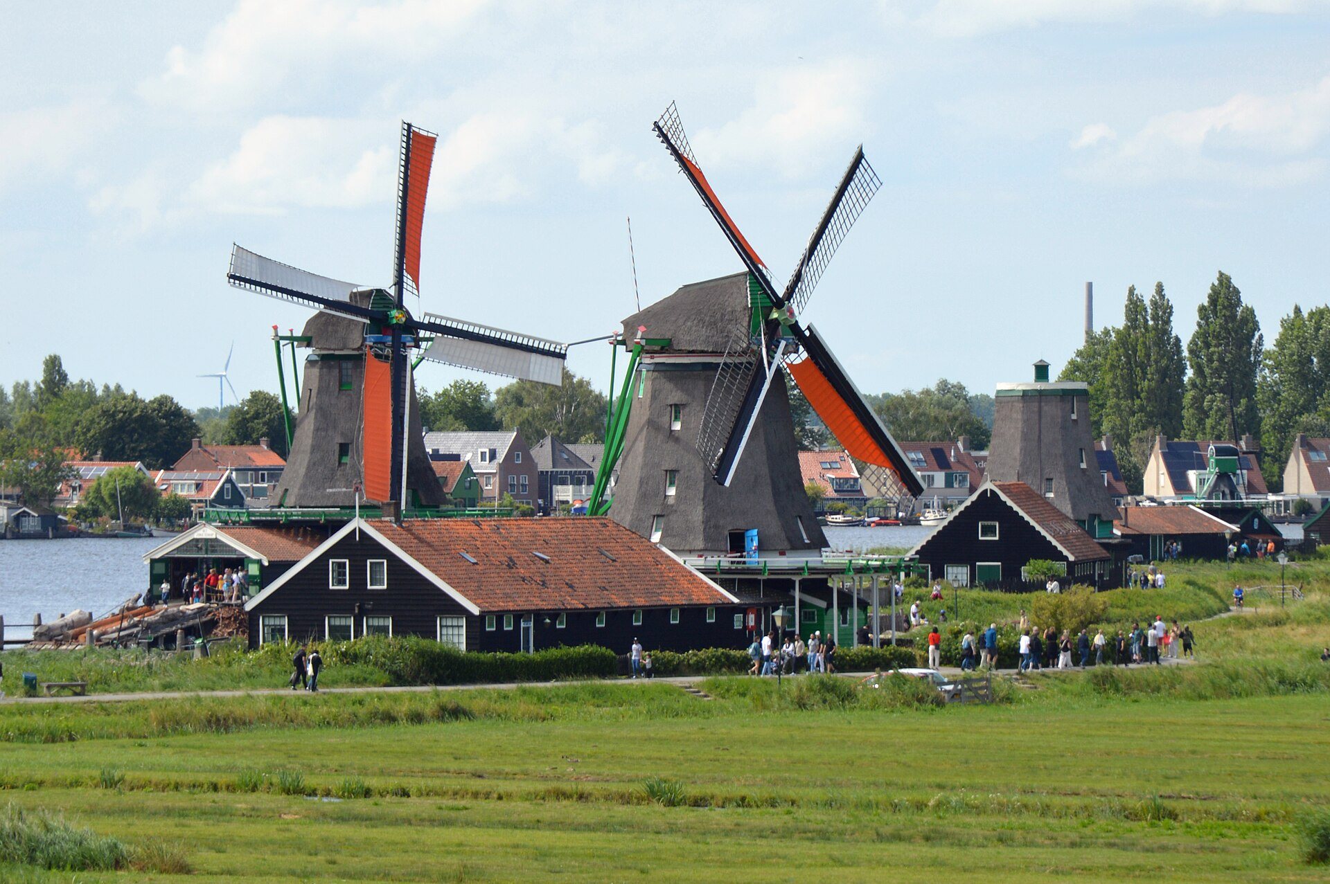 Windmühlen De Zoeker und Het Jonge Schaap mit Holzhäusern in der Zaanse Schans
