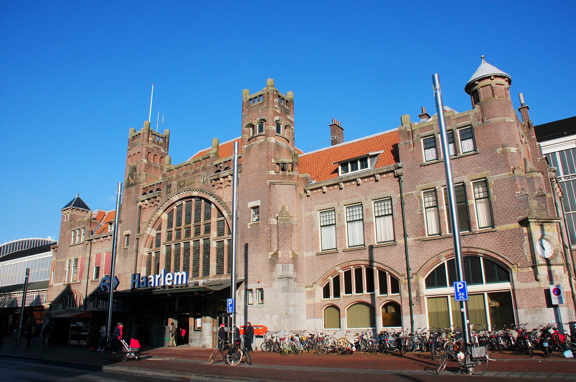 Jugendstil-Empfangsgebäude des Bahnhofs Haarlem mit Fahrrädern davor