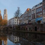 Studieren in den Niederlanden: Utrecht als Studienort Domturm über der Oudegracht mit Werftkellern in Utrecht