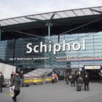 Der ultimative Leitfaden zur Anreise in die Niederlande: Flug, Bahn oder Auto? Eingang von Flughafen und Bahnhof Schiphol bei Amsterdam