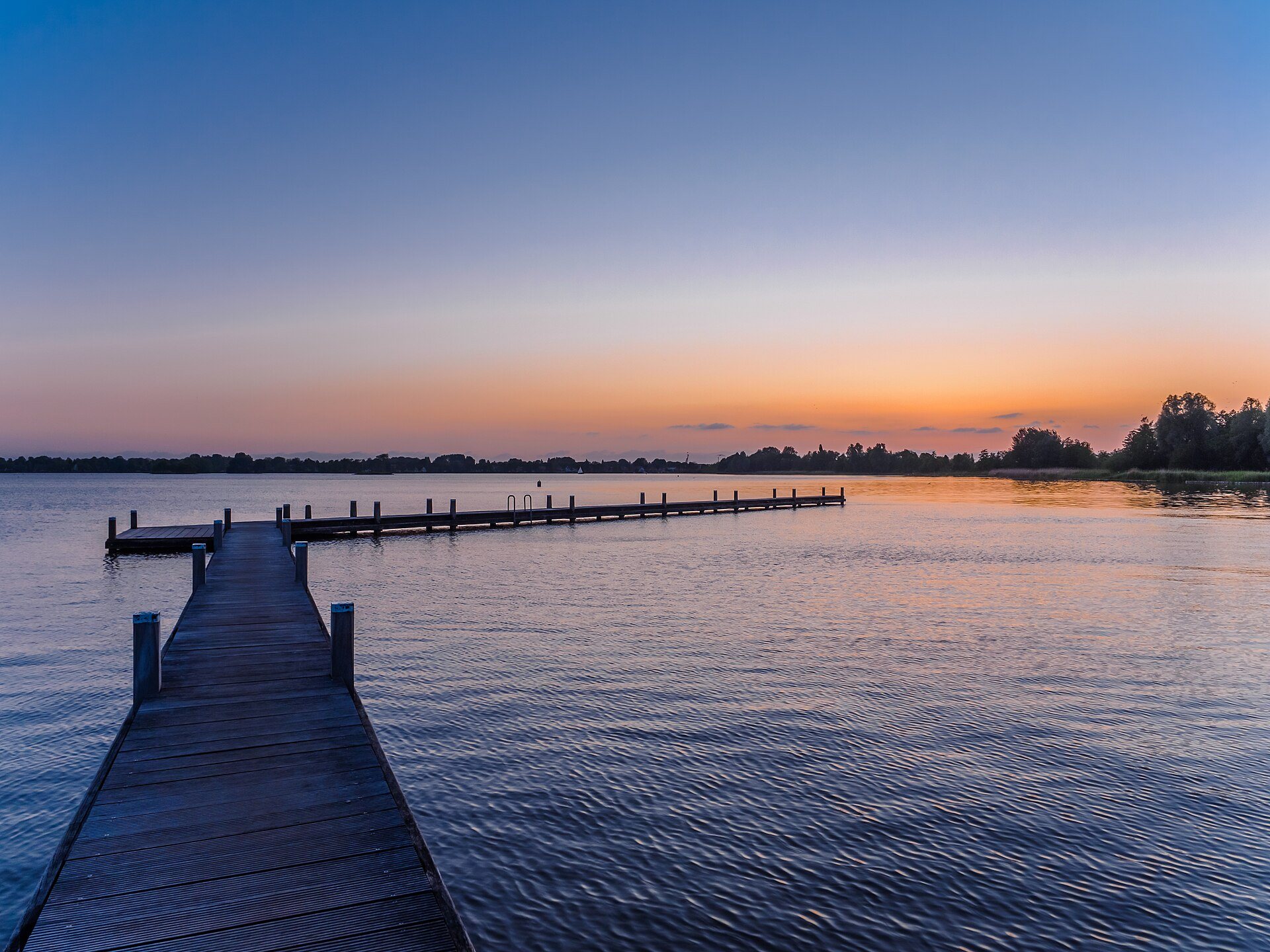 Hölzerner Angelsteg an den Reeuwijkse Plassen kurz nach Sonnenuntergang