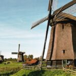 Das Poldermodell: Konsensfindung in Politik und Gesellschaft Reihe historischer Poldermühlen im nordholländischen Polderland