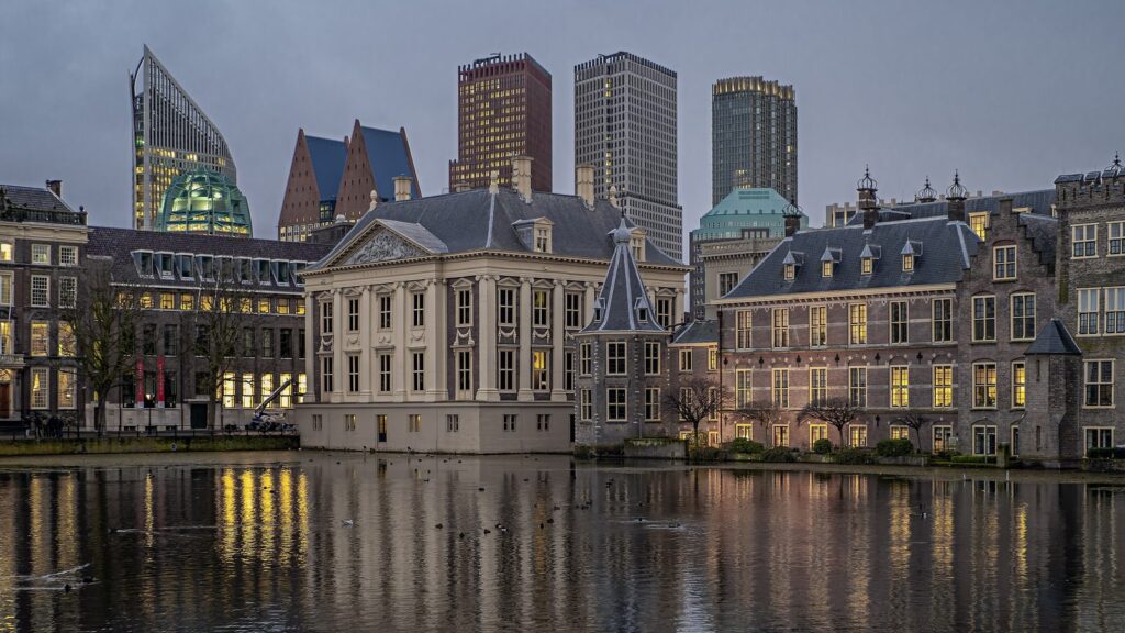 Binnenhof und Mauritshuis am Hofvijver in Den Haag mit der Hochhaus-Skyline dahinter