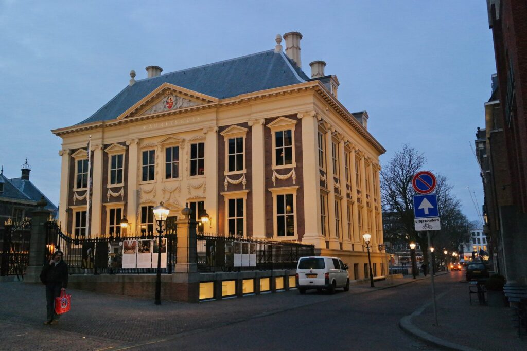 Fassade des Mauritshuis am Plein in Den Haag in der Abenddämmerung