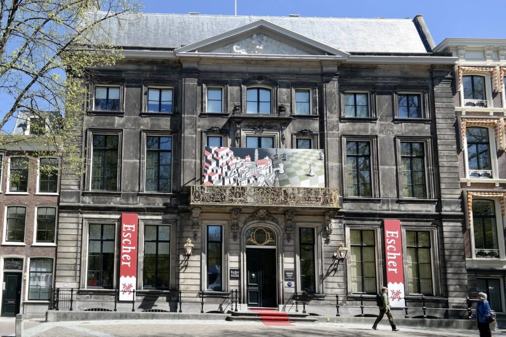 Fassade des Palais am Lange Voorhout mit dem Museum Escher in Het Paleis
