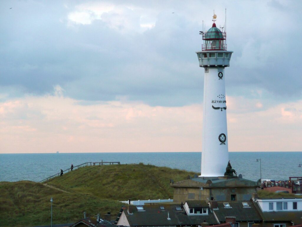 Weißer Leuchtturm J.C.J. van Speijk auf der Düne in Egmond aan Zee