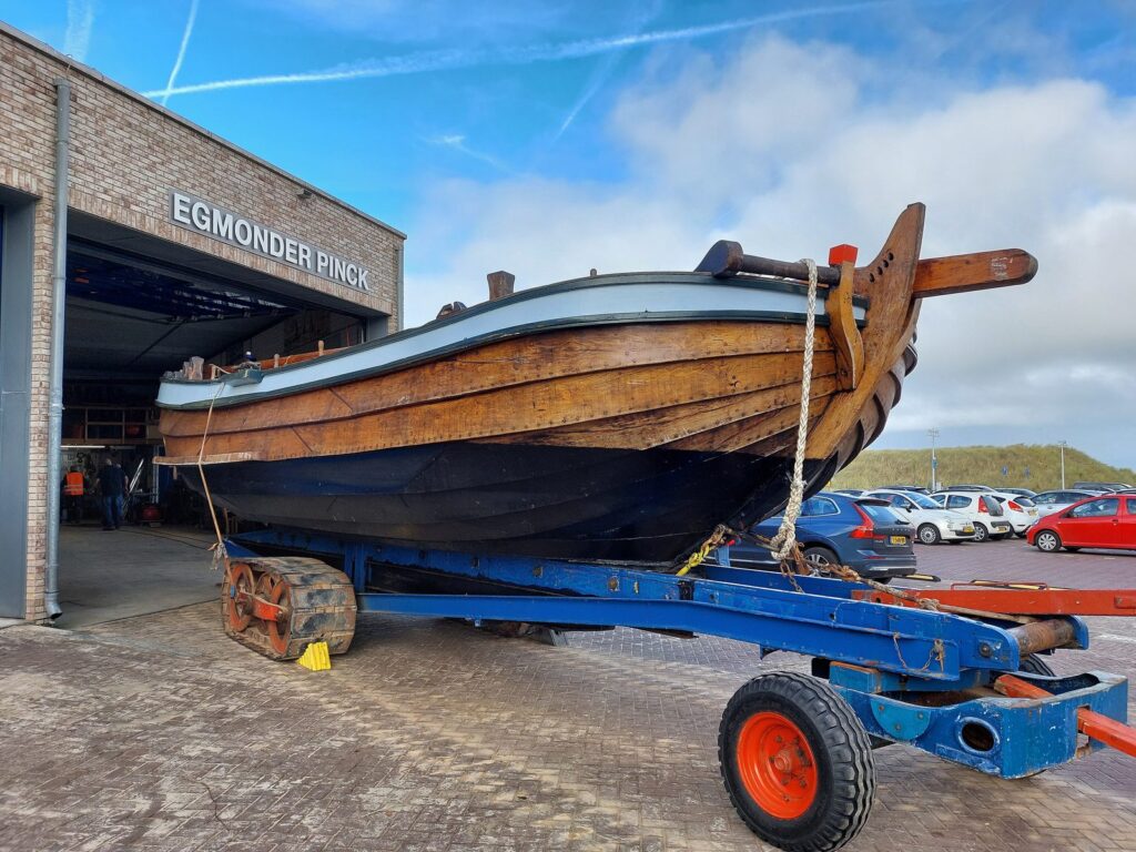 Nachbau der Egmonder Pinck auf dem Bootswagen vor dem Bootshaus in Egmond aan Zee