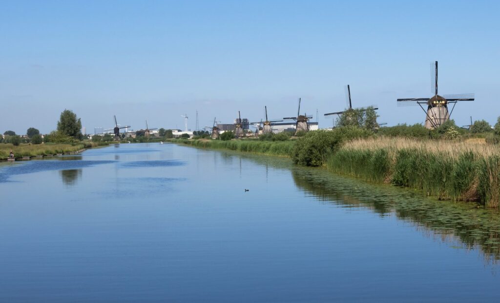 Gerade Reihe der Overwaard-Mühlen entlang des Speicherbeckens in Kinderdijk