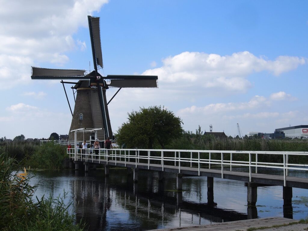 Nederwaard-Mühle Nr. 2 mit weißer Holzbrücke über den Wasserlauf in Kinderdijk