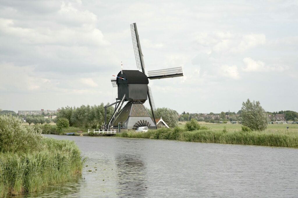 Die Wippmühle Blokweer am Wasser in Kinderdijk, die älteste Mühle der Anlage